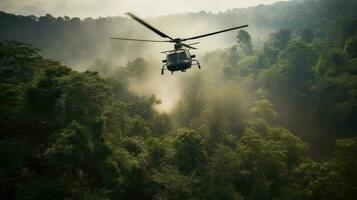 ein glatt Militär- Hubschrauber schweben über ein dicht Wald, Rotor Klingen Auspeitschen oben Blätter und Trümmer foto
