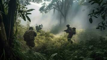 ein Kader von Soldaten ziehen um heimlich durch ein Urwald foto