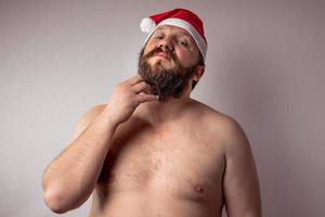 bärtiger halbnackter Weihnachtsmann foto