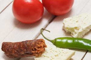 rohe rustikale Mahlzeit Bauernhof frisches Gemüse Käse und Kohl foto