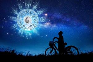 Sternzeichen innerhalb des Horoskopkreises. Astrologie am Himmel mit vielen Sternen und Monden Astrologie- und Horoskopkonzept foto