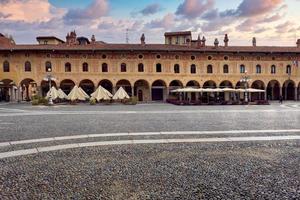 Blick auf den weltberühmten Renaissanceplatz in der Altstadt von Vigevano