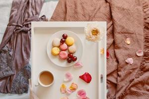 Romantisches Frühstück im Bett mit Makronen.