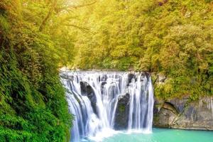 wunderschöne Wasserfall Naturlandschaft foto