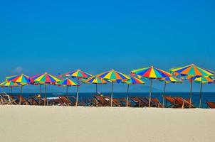 Meer, Insel, Regenschirm, Thailand, Khai Insel Phuket, Sonnenliegen und Sonnenschirme an einem tropischen Strand? foto