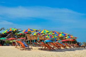 Meer, Insel, Regenschirm, Thailand, Khai Insel Phuket, Sonnenliegen und Sonnenschirme an einem tropischen Strand? foto
