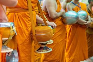 Almosenrunde Die gelben Gewänder der Mönche gehen auf Almosenrunde als buddhistische Aktivität. foto
