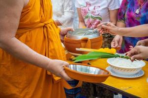 Almosenrunde Die gelben Gewänder der Mönche gehen auf Almosenrunde als buddhistische Aktivität. foto