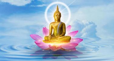 Buddha-Statue Wasser Lotus Buddha steht auf Lotusblume im Hintergrund