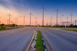 Windturbinenenergie grüne Ökostrom Energieerzeugung. Windpark Öko Feld schöner Himmel Hua Sai Bezirk Nakhon Si Thammarat Thailand foto