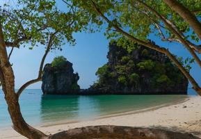 schöne landschaft mit weißem strand und blauem meer von koh hong, krabi, thailand im sommer foto