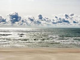 ruhige Sommerszene der Ostsee. schöner blauer himmel und cloudscape. foto