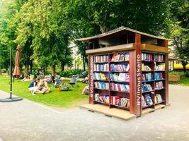 vilnius, litauen, 15. juni 2018 - leute genießen die öffentliche bibliothek von vilniusreadread