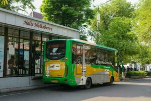 Yogyakarta, Indonesien - - März 20, 2023 - - das trans jogja Bus ist anhalten beim das Bus halt auf jalan malioboro foto