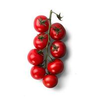 rot reif Kirsche Tomaten isoliert auf Weiß Hintergrund mit eben legen Konzept. foto
