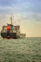 Logistik und Transport von International Container Ladung Schiff im das Ozean foto