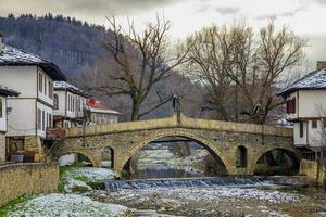 National Wiederbelebung bulgarisch die Architektur. das berühmt Brücke und Haus im das architektonisch Komplex im Tryavna, Bulgarien. foto