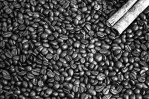 Zimt auf das Kaffee Bohnen. Kaffee Liebe Hintergrund. schwarz und Weiß foto