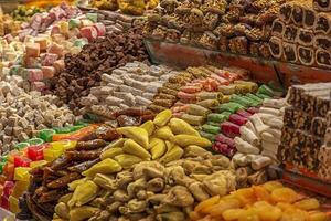 viele anders Süßigkeiten im das Markt. horizontal Aussicht foto