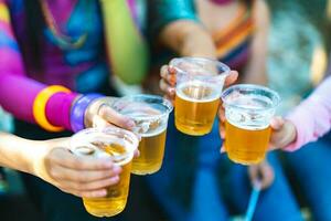 draussen glücklich freunde im Sommer- Party. Freundschaft hängend aus mit Getränke feiern Toast haben Spaß beim Musik- Festival Sommer- Urlaub Ferien foto