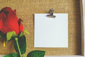 Valentinsgrüße Tag Hintergrund. rot Rose mit Botschaft Karte von Liebe romantisch Paar. foto