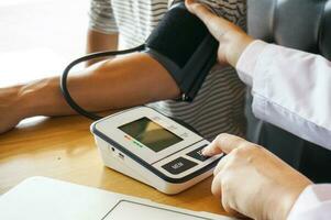Arzt Überprüfung geduldig arteriell Blut Druck. Gesundheit Pflege foto