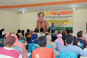 kuaro Kalimantan Timur, Indonesien 11 Juni 2023. Treffen Aktivitäten von mehrere Menschen im das Dorf foto