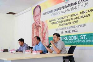 kuaro Kalimantan Timur, Indonesien 11 Juni 2023. Treffen Aktivitäten von mehrere Menschen im das Dorf foto