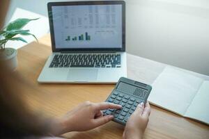 Geschäft Frauen Überprüfung Rechnungen. Steuern Bank Konto Balance und rechnen jährlich finanziell Aussagen von Unternehmen. Buchhaltung Prüfung Konzept foto