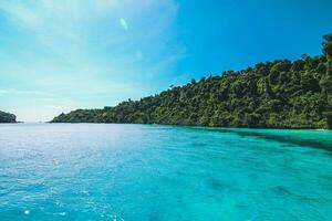 schön Meer mit klar Himmel und Insel foto