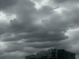 ein Jahrgang alt Gebäude mit dunkel Wolken im das Himmel, ai Generation. foto