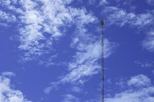 Telefon Signal hoch Pole auf Blau klar Himmel Hintergrund foto