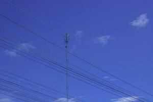 Telefon Signal hoch Pole auf Blau klar Himmel Hintergrund foto