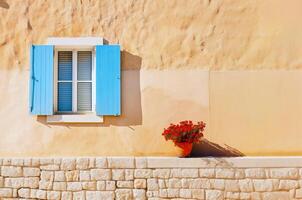 idyllisch Vorderseite Aussicht Foto von alt Beige Haus Mauer im das alt Stadt Minimalismus Bild. generativ ai