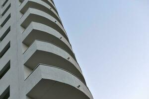 schön Hochhaus Panel Wohn Gebäude gegen das Blau Himmel. ein Hochhaus Gebäude im das Stadt. ein Neu Haus. foto