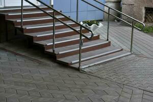 Treppe Brüstungen im das Stadt. schön Treppe auf das Straße im das Stadt. foto