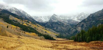 Schnee gekappt Berge - - Colorado foto