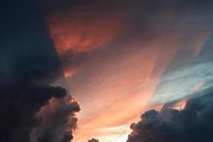 graue Wolken mit Sonnenstrahlen foto