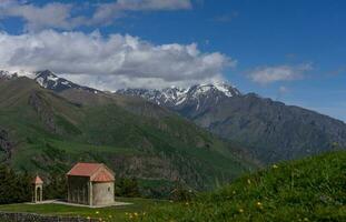 schön Landschaft von klein Kirche auf Berge im Georgia im Sommer- foto