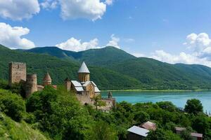 Aussicht von Ananuri Festung Komplex auf aragvi Fluss Georgia auf sonnig Tag im Sommer- foto