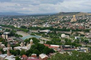 Aussicht von über von Stadtbild von Tiflis Georgia im Sommer- foto