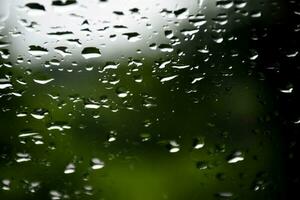 verschwommen Bild von Regentropfen auf das Rückseite Aussicht Spiegel von Auto, Sanft Fokus foto