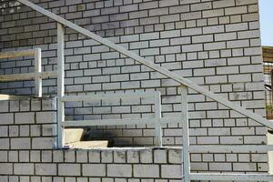 Weiß Backstein Mauer und Treppe Klettern Stufen. Haus foto