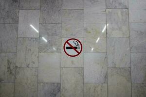 Aufkleber auf Mauer Nein Rauchen. Symbole und Zeichen. foto