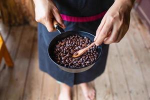 traditionelles Rösten von Kaffee foto