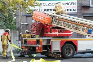 Berliner Feuerwehr Feuerwehrmann bei der Arbeit foto