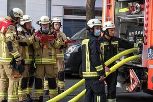 Berliner Feuerwehr Feuerwehrmann bei der Arbeit foto