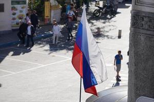 russische flagge auf einem verschwommenen straßenhintergrund foto