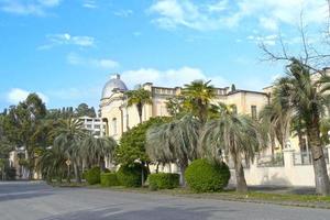 Stadtlandschaft mit alter Architektur Suchum Abchasien foto