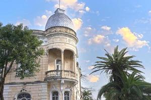 Stadtlandschaft mit alter Architektur Suchumi Abchasien foto